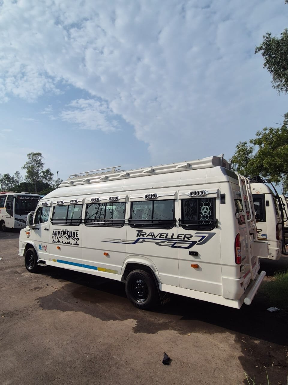 13 Seater Tempo Traveller