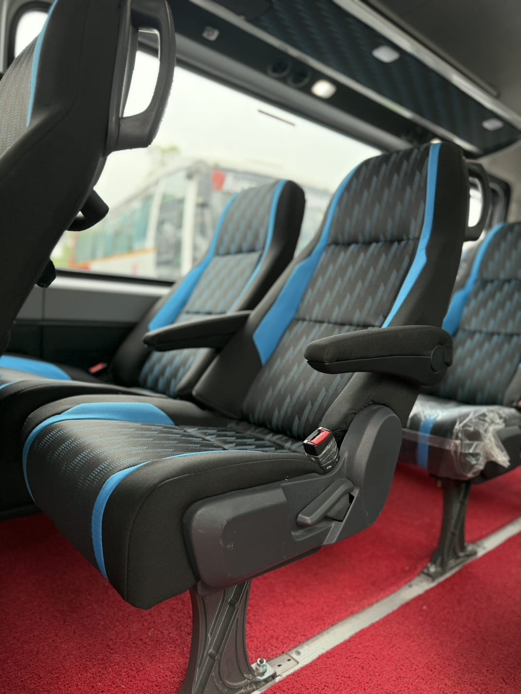 Urbania Tempo Traveller photo 3